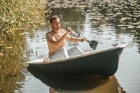 attractive young man sailing in boat on river 2021 10 13 21 06 35 utc - Curso de adiestramiento online para cachorros