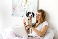 portrait of happy woman playing with puppy in morn 2021 08 29 19 40 56 utc - Curso de adiestramiento online para cachorros